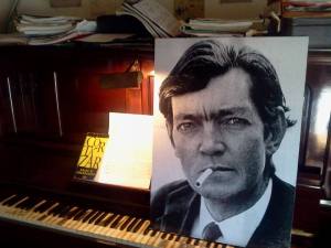 LECTURE - Portrait de Julio Córtazar en train de fumer, sur un piano