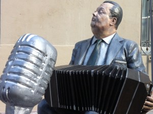 CONFERENCE - Sculpture d'Anibal Troilo dans le quartier de l'Abasto © Jean-Luc Thomas