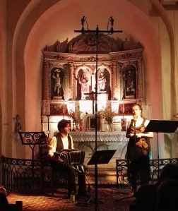 Marcelo Mercadante au bandonéon, Solange Bazely à la lecture autour du bandoneon - Août 2016, Eglise de Fuilla (66) - © Emmanuel Alemany