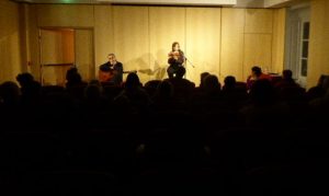 Alfonso Pacín et Solange Bazely lors de la lecture d'extraits de "la danse de l'araignée" de Laura Alcoba le 10 mars 2017 à la Maison de l'Amérique Latine à Paris © Catherine Boutillier