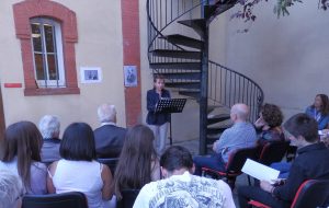 Solange Bazely lisant Don Juan Tenorio de José Zorrilla lors de la San Jordi à l'Institut Cervantès de Toulouse, le 24 avril 2017 © Marie-Laure Cazeaux